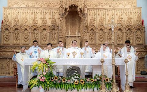 Nghĩa Dục kính quan thầy và mừng công tòa vàng