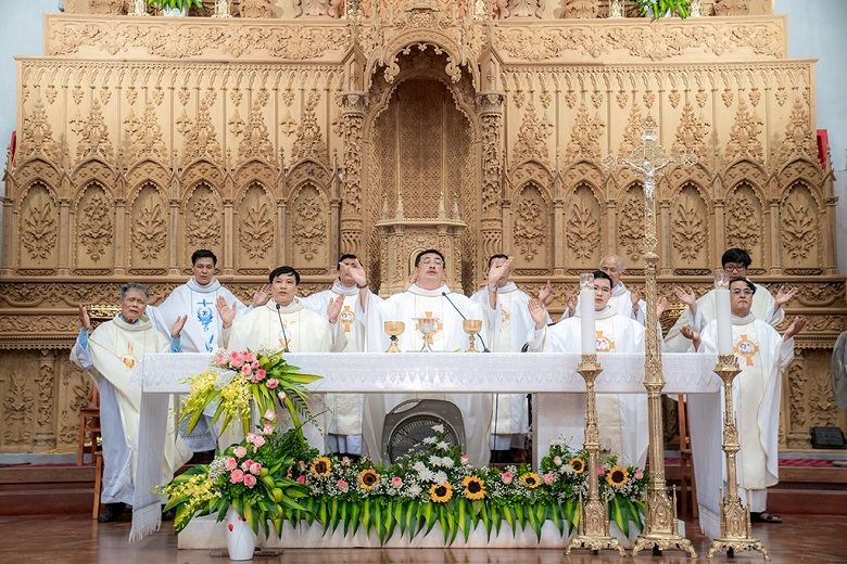 Nghĩa Dục kính quan thầy và mừng công tòa vàng