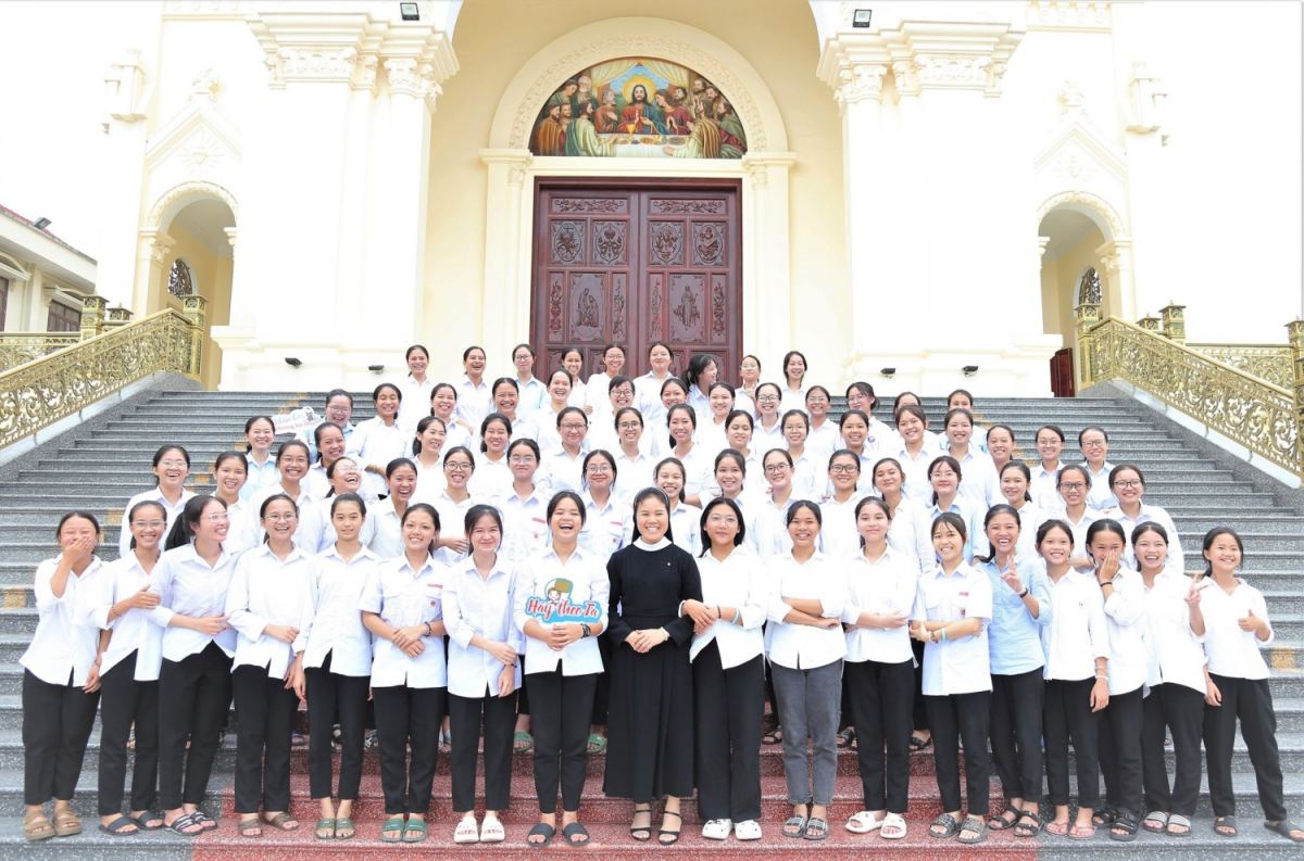 Khoá tìm hiểu ơn gọi Dòng Mân Côi năm 2023