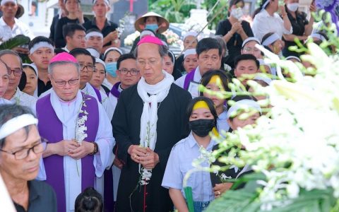 Thương người mẹ quê góa bụa hơn 70 năm!