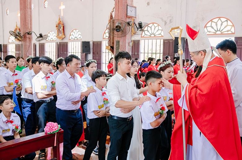Gx. Ninh Hải: Thánh lễ ban Bí tích Thêm sức