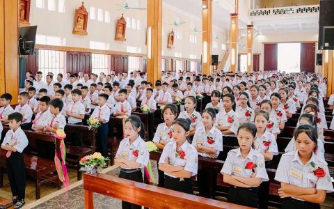 Gx. Quần Vinh: Thánh lễ ban Bí tích Thêm sức