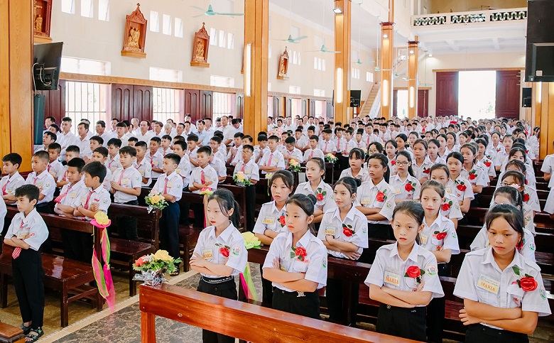 Gx. Quần Vinh: Thánh lễ ban Bí tích Thêm sức