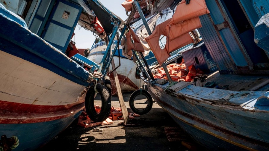 barconi utilizzati per attraversare il mediterraneo centrale sulla spiaggia di pozzallo
