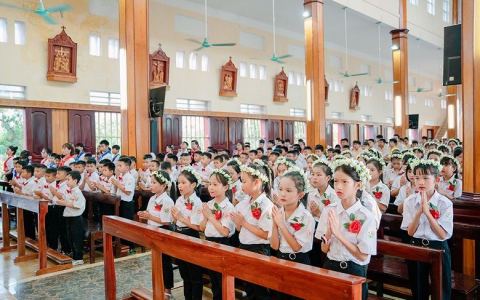 106 em thiếu nhi giáo xứ Quần Vinh rước lễ lần đầu