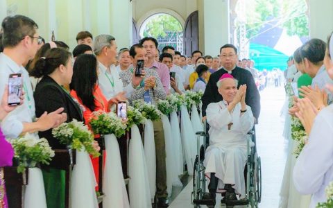 Món quà đặc biệt Gp. Bắc Ninh tri ân Đức Cha Cosma