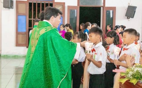 Văn Giáo: 109 thiếu nhi xưng tội và rước lễ lần đầu