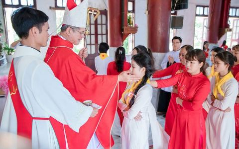 Thánh lễ ban Bí tích Thêm sức tại giáo xứ Quỹ Nhất