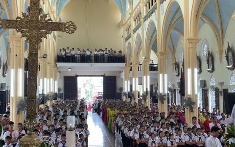Giáo xứ Tây Cát chầu Thánh Thể