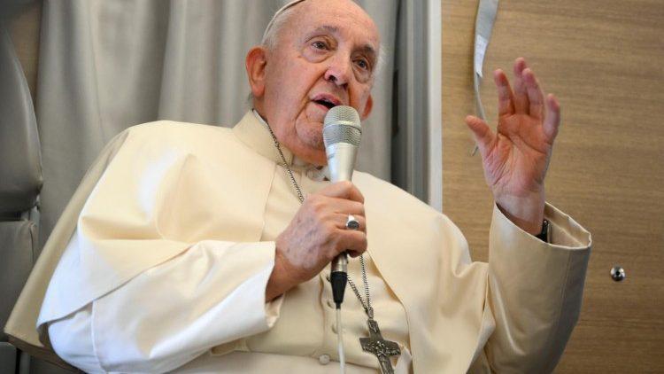 el papa francisco respondiendo a los periodistas en la conferencia de prensa en el avion de regreso a roma