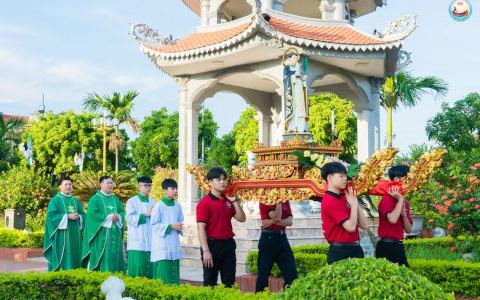 Giới trẻ hạt Phú Nhai hành hương Năm Thánh