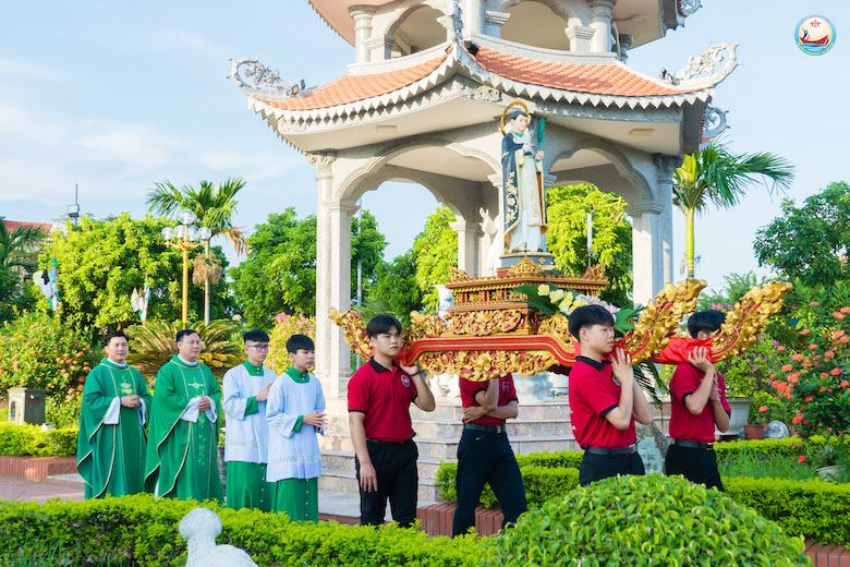 Giới trẻ hạt Phú Nhai hành hương Năm Thánh
