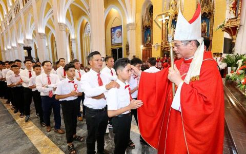 Phú Nhai: 118 thiếu nhi lãnh nhận Bí tích Thêm sức