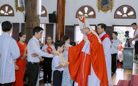 Tích Tín: Làm phép chuông và ban bí tích Thêm sức