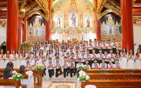 Gx. Trung Lao: Thánh Lễ ban Bí Tích Thêm Sức.