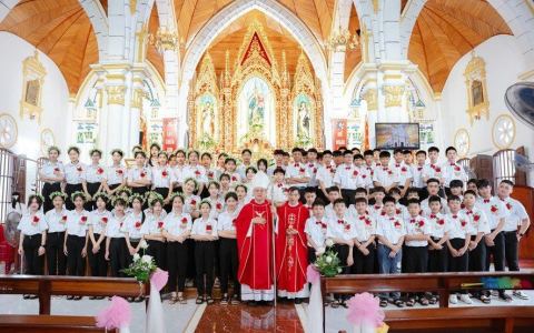 Gx. An Bài – 77 em lãnh nhận Bí tích Thêm Sức