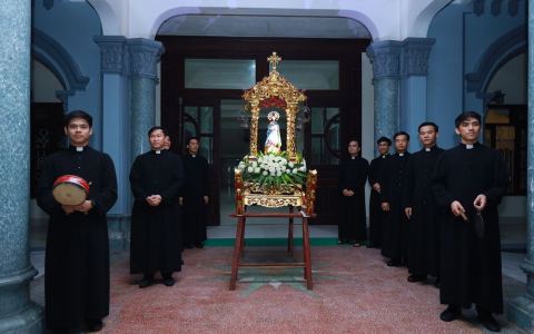 ĐCV: Cung nghinh Đức Mẹ Mân Côi