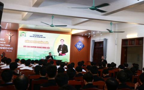 Đức cha Hưng Hoá huấn đức cho ĐCV Bùi Chu