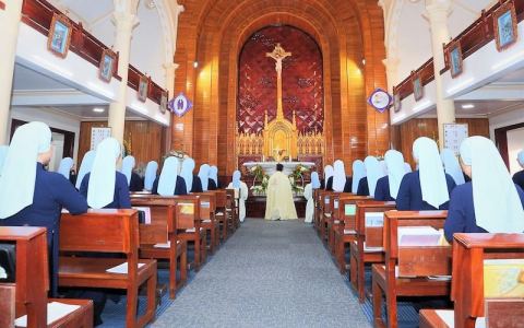 Dòng Thăm Viếng chầu Chúa Giêsu Thánh Thể