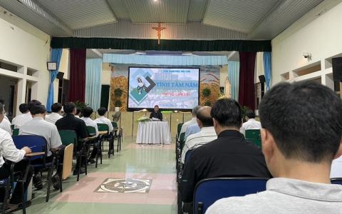 Linh mục đoàn Bùi Chu khai mạc tuần tĩnh tâm
