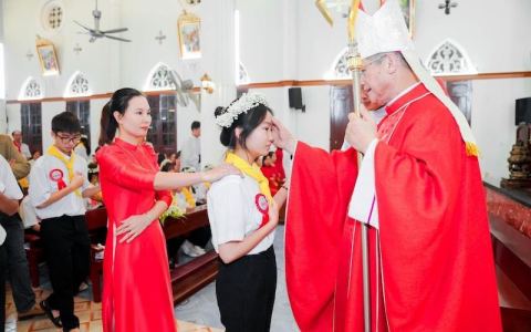 Giáo xứ Hoà Định: 65 thiếu nhi chịu phép Thêm sức