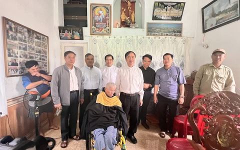 Hạt Liễu Đề thăm quý cha nhà hưu Xuân Hoá
