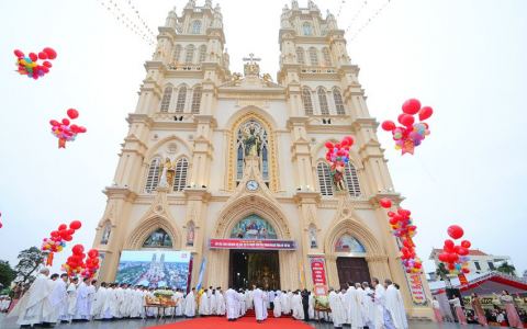 Niềm vui tạ ơn trong lễ nhận tước Đền Thánh