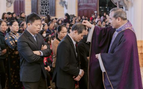 Kiên Lao bước vào Mùa Chay