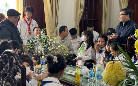 Đoàn thiếu nhi Văn Giáo thăm các cha hưu