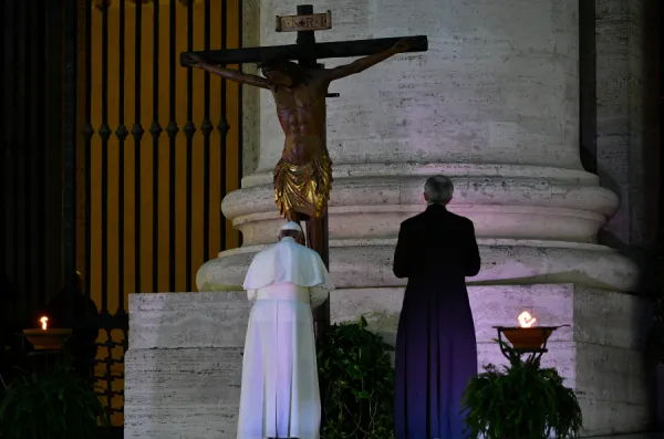 pope francis venerates the miraculous crucifix of san marcello al corso in st peters square during his urbi et orbi blessing march 27 2020 credit vatican media