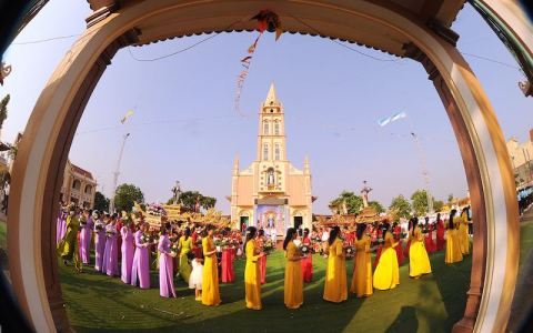 Hoành Nhị khai mạc Tuần Chầu và Tháng Hoa