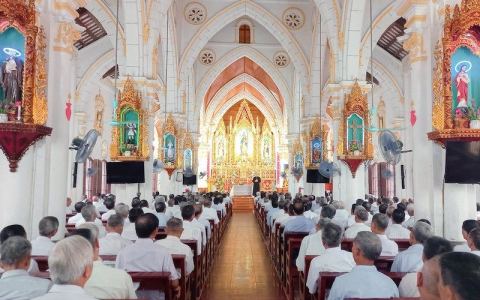 Thường huấn thừa tác viên trao Mình Thánh Chúa