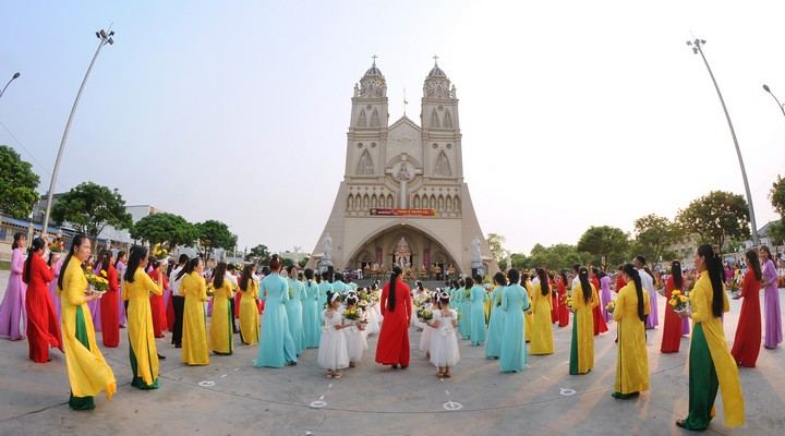 dai dong khai mac thang hoa kinh duc me 13