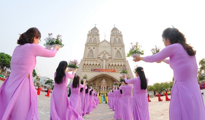 dai dong khai mac thang hoa kinh duc me 15