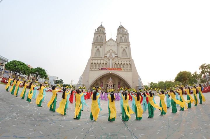 dai dong khai mac thang hoa kinh duc me 16