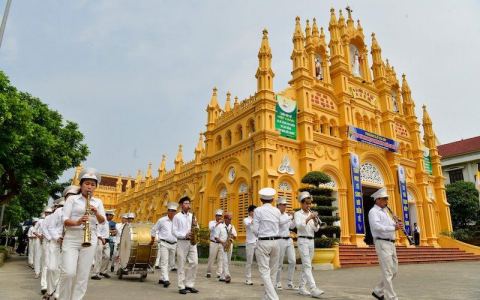 Cha Đaminh Ninh Trần Duy Bích dâng lễ mở tay