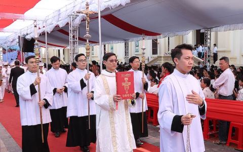 Ảnh lễ phong chức linh mục cho 24 phó tế