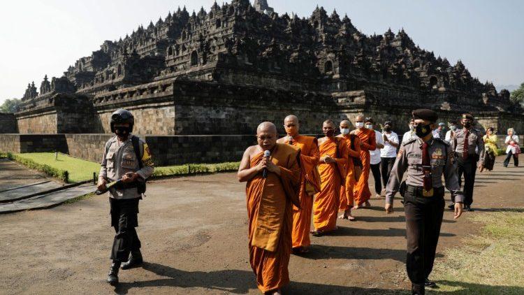 una celebrazione della festa del veask in indonesia