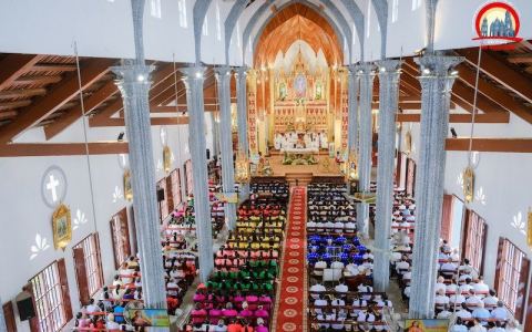 Giáo xứ An Cư thay mặt chầu Thánh Thể