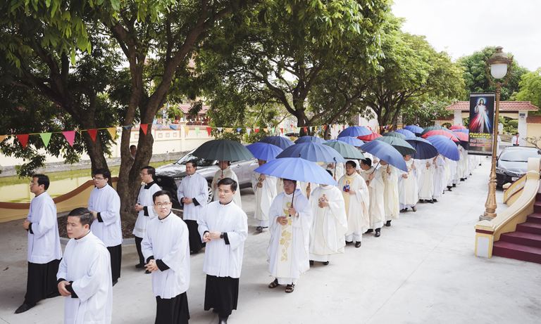 Kiên Lao giã hoa mừng lễ Mẹ Thăm Viếng