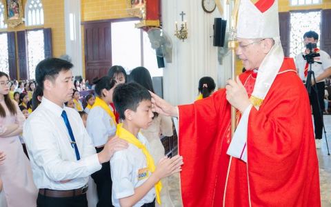 Kiên Lao: 226 thiếu nhi lãnh nhận Bí tích Thêm sức