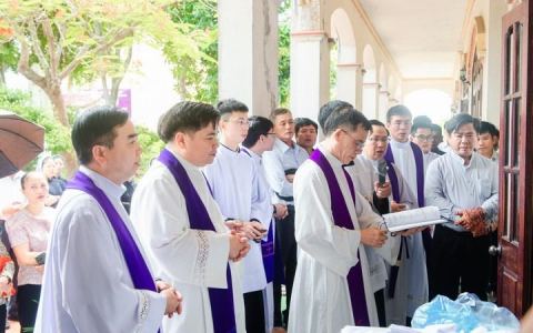 Nghi thức phát tang… thánh lễ tiễn chân cha Phêrô