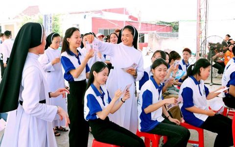 Giới trẻ giáo hạt Bùi Chu mừng quan thầy