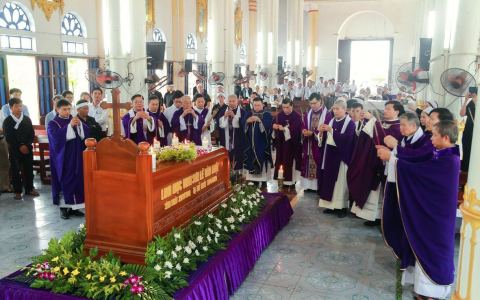 Nghi thức khâm liệm và thánh lễ tiễn cha Vinhsơn