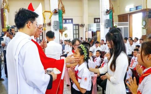 149 thiếu nhi lãnh nhận bí tích Thêm sức