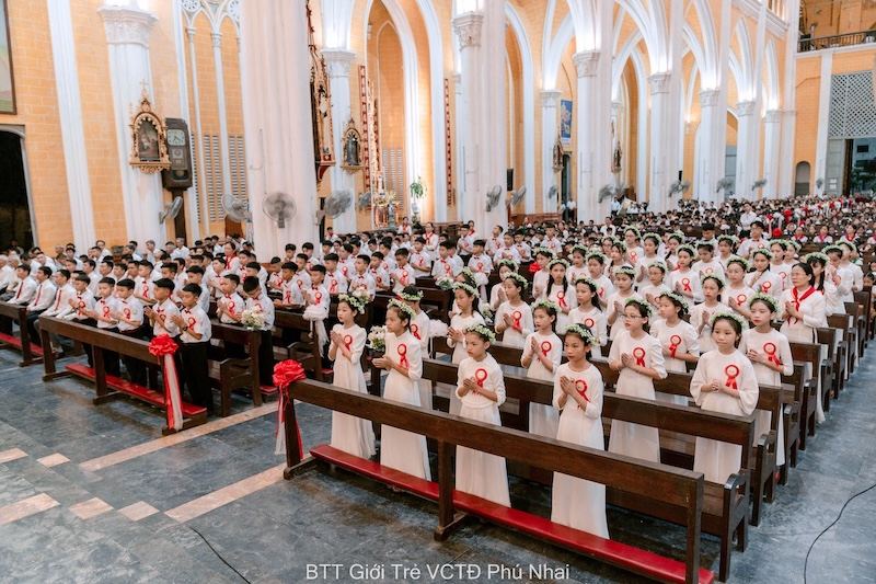 Kính Danh: 76 em lãnh nhận Bí tích Thêm Sức