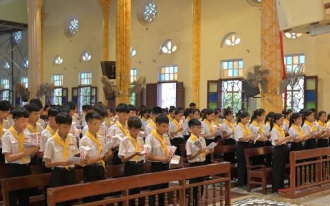 Giáo xứ Xuân Thuỷ: 121 thiếu nhi Rước lễ Bao đồng