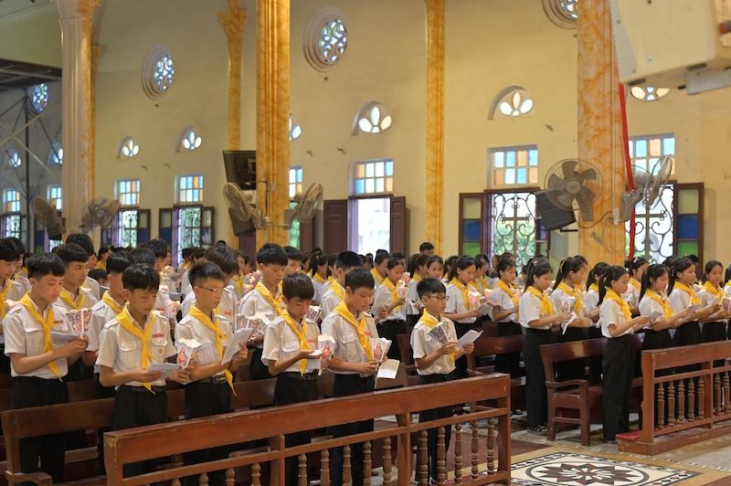 Giáo xứ Xuân Thuỷ: 121 thiếu nhi Rước lễ Bao đồng