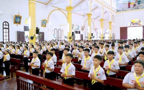 Quần Phương: 128 em Thêm sức, 135 em rước lễ lần đầu