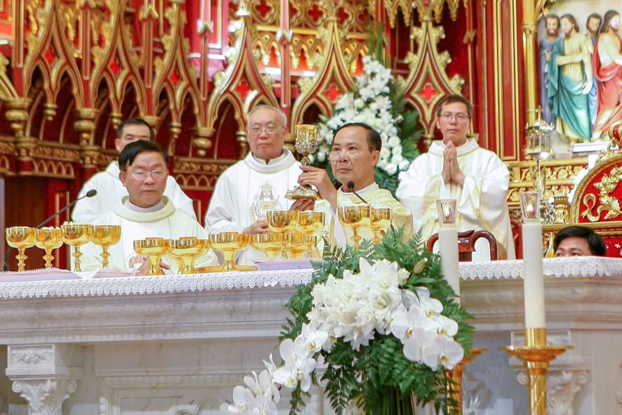 Cha Đaminh Đinh Xuân Cảnh mừng ngân khánh linh mục